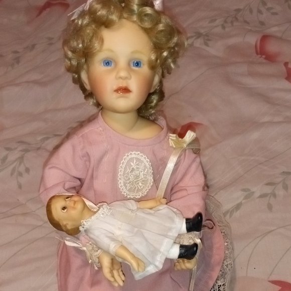 VINTAGE "MEMORIES OF CHILDHOOD" 18" MARY DOLL W/ STOOL BY RICHARD SIMMONS - Picture 4 of 16